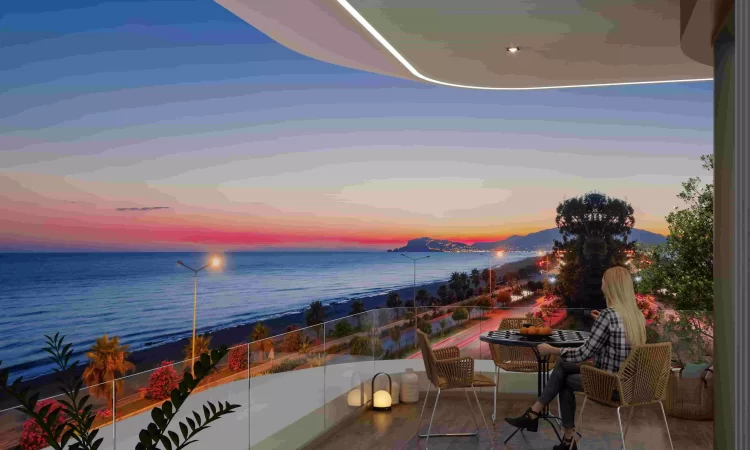 Balkon mit Blick auf das Meer und Alanya am Abend