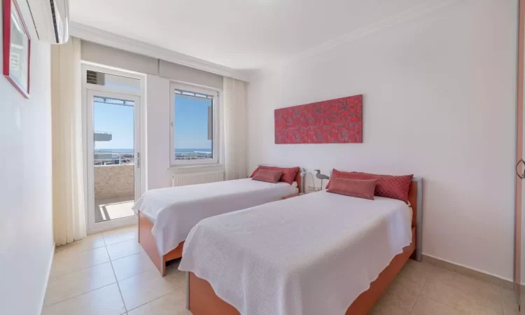 bedroom with twin bed