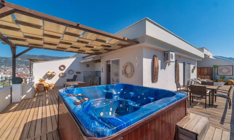 Upper floor terrace's jacuzzi of the penthouse