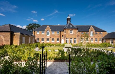 London Freehold 4-Bed Mews with Private Gardens in Trent Park