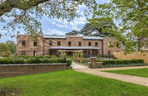 London 4-Bedroom Freehold Townhouse For Sale in Trent Park