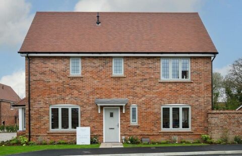 Freehold 3 Bedroom End of Terrace House for Sale in Cranleigh Surrey