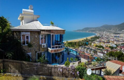 Luxurious 5-Bedroom Villa with Private Pool and Stunning Amenities in Alanya