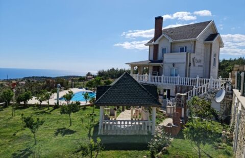 Spacious 7-Bedroom Villa in Alanya, Incekum with Pool, Sea Views