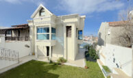 Houses for sale in Cesme Izmir in İzmir with 284 m² of space.