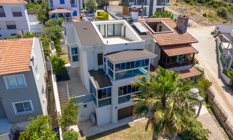 Houses for sale in Cesme Izmir in İzmir with 284 m² of space.