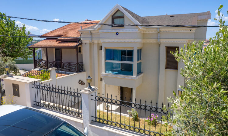 Houses for sale in Cesme Izmir in İzmir with 284 m² of space.