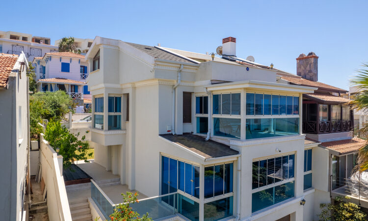 Houses for sale in Cesme Izmir in İzmir with 284 m² of space.