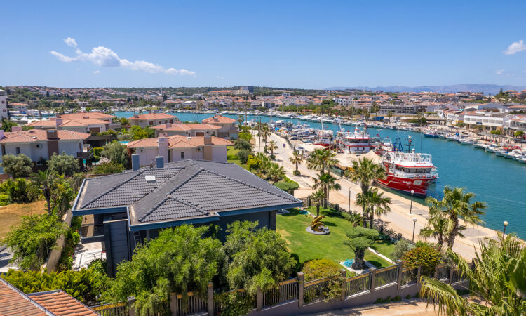 Houses for sale in Cesme Izmir in İzmir with 284 m² of space.