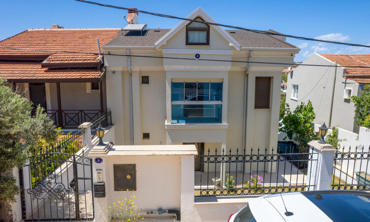 Houses for sale in Cesme Izmir in İzmir with 284 m² of space.