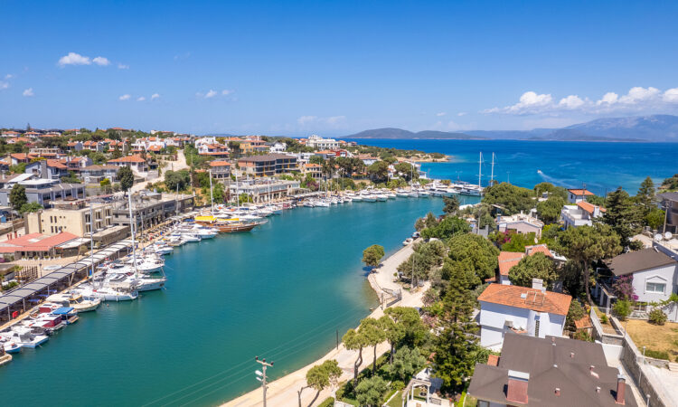 Houses for sale in Cesme Izmir in İzmir with 284 m² of space.