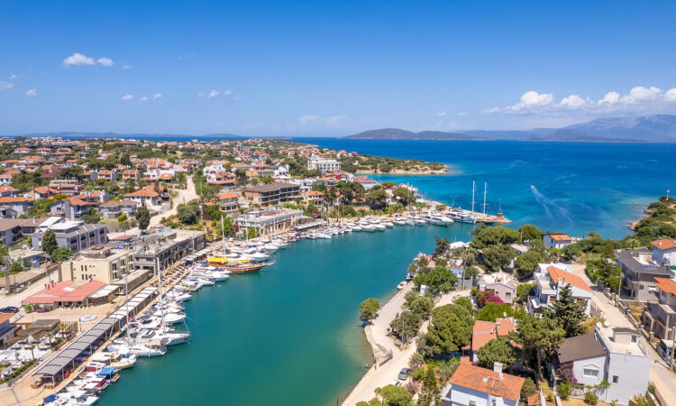 Houses for sale in Cesme Izmir in İzmir with 284 m² of space.