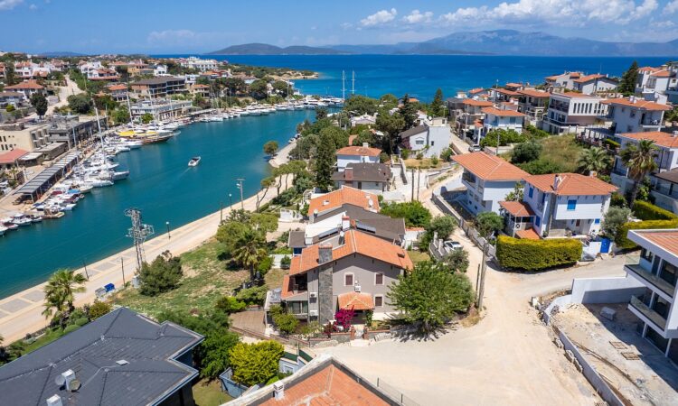Houses for sale in Cesme Izmir in İzmir with 284 m² of space.