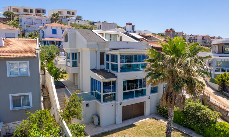 Houses for sale in Cesme Izmir in İzmir with 284 m² of space.