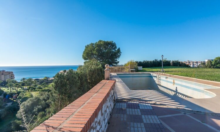 Houses for sale in Benalmádena Málaga in Málaga with 595 m² of space.