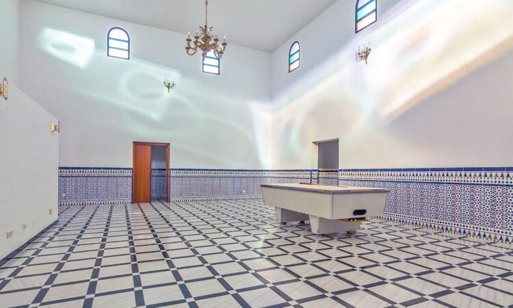 Houses for sale in Benalmádena Málaga in Málaga with 595 m² of space.