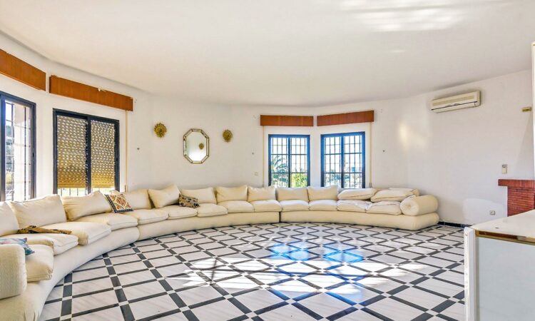 Houses for sale in Benalmádena Málaga in Málaga with 595 m² of space.