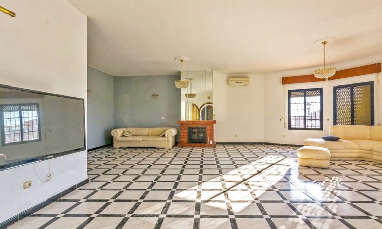 Houses for sale in Benalmádena Málaga in Málaga with 595 m² of space.