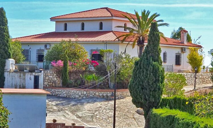 Houses for sale in Benalmádena Málaga in Málaga with 595 m² of space.