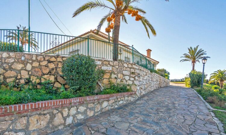 Houses for sale in Benalmádena Málaga in Málaga with 595 m² of space.