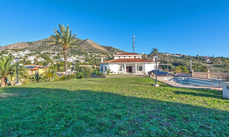 Houses for sale in Benalmádena Málaga in Málaga with 595 m² of space.