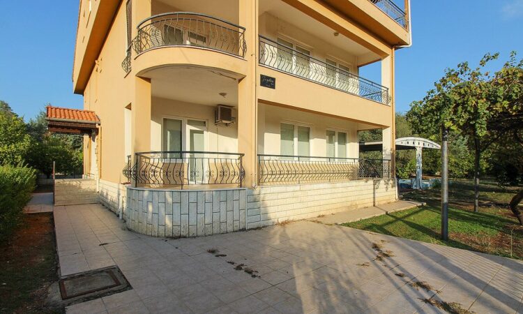 Houses for sale in Dosemealti Antalya in Antalya with 330 m² of space.