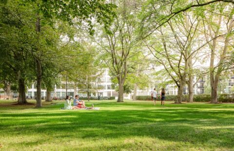 Serene Waterside Living in West London with Expansive Green Spaces