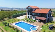 Houses for sale in Karamursel Kocaeli in Kocaeli with 356 m² of space.