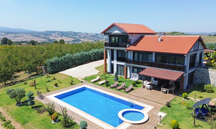 Houses for sale in Karamursel Kocaeli in Kocaeli with 356 m² of space.