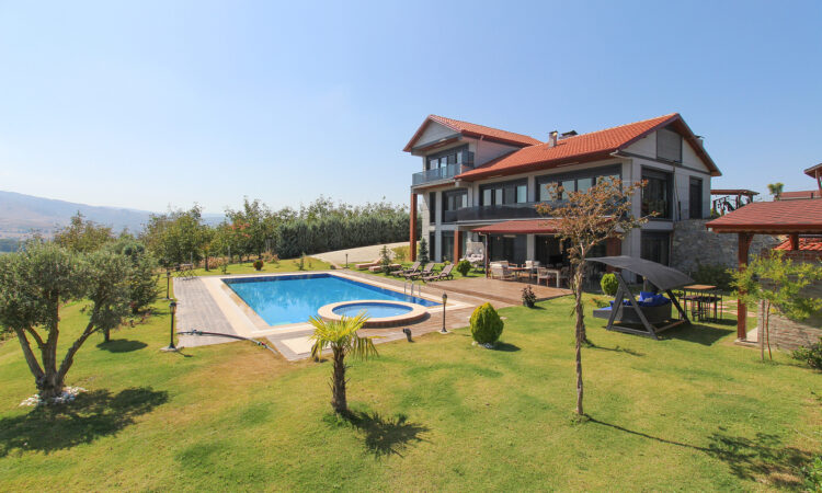 Houses for sale in Karamursel Kocaeli in Kocaeli with 356 m² of space.