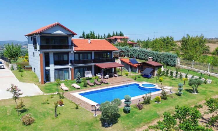 Houses for sale in Karamursel Kocaeli in Kocaeli with 356 m² of space.