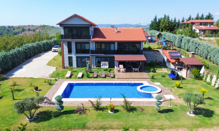 Houses for sale in Karamursel Kocaeli in Kocaeli with 356 m² of space.