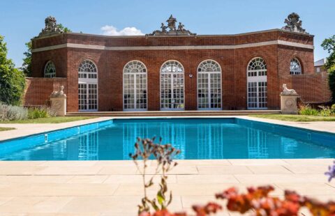 London Freehold 5-Bedroom Home for Sale in Trent Park