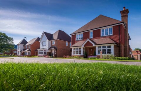 Horsam, Elegant 4-Bedroom Rubus House for Immediate Move-In