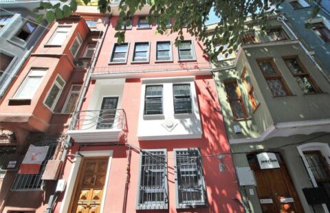 Furnished 4-Storey Building 250m from Main Street and Coast in Balat, İstanbul