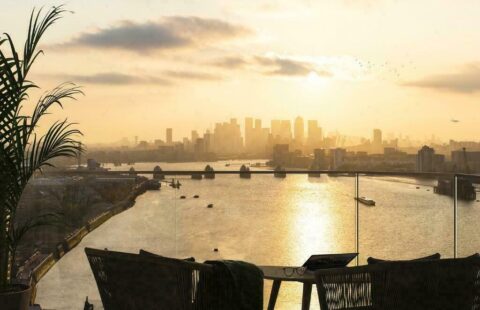 Contemporary 2-Bedroom Apartment For Sale in Woolwich, London
