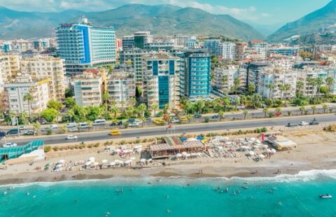 Spacious Furnished 3-Bedroom Apartment in Alanya Tosmur – Sea View and Prime Beachfront Location