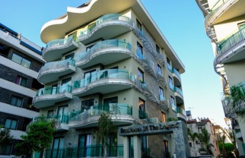 Elegant and Fully Furnished 2+1 Apartment in the Heart of Alanya – 120 Meters from the Beach