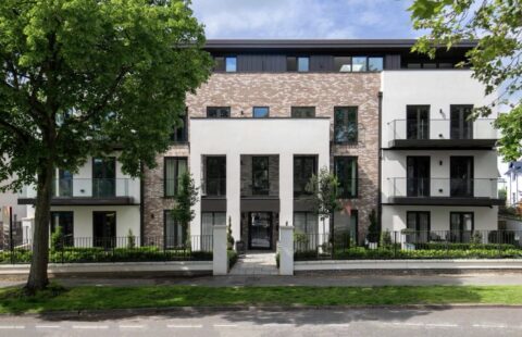 Luxury 3 Bedroom Penthouse in Cheltenham, Montpellier with Scenic Views